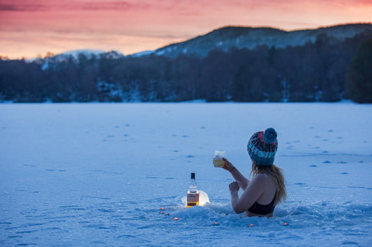 mujer en glaciar de hielo whisky